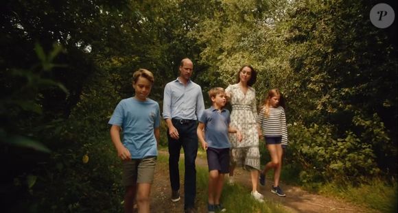 Kate Middleton aparece em um ambiente bucólico com os filhos e o marido, Príncipe William. Ela narra palavras reflexivas, enquanto dirige o carro e passeia por uma floresta