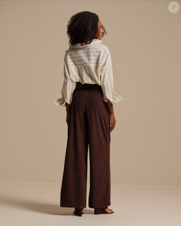 Com modelagem ampla e tecido estruturado, a peça alonga a silhueta e adiciona informação de moda ao look