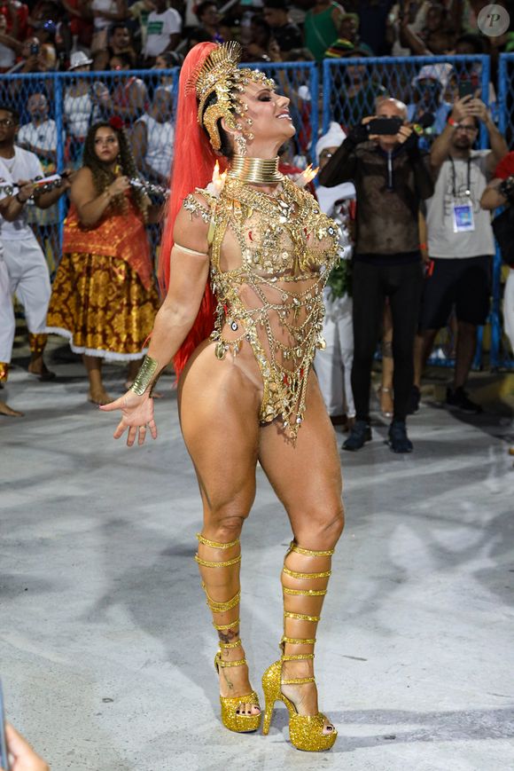 Viviane Araújo usou um maiô transparente com vários talismãs contra mau olhado