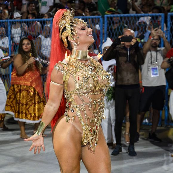 Viviane Araújo usou um maiô transparente com vários talismãs contra mau olhado