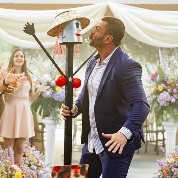 A TV Globo mudou o final do comercial, que traz Juliette com uma referência à boneca Maria Eugênia, criada pelo primeiro vencedor do programa, Kléber Bambam