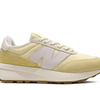 Nem mostarda, nem caramelo: o novo New Balance 370v1 em tom que lembra 'curau de milho' chega como aposta elegante e confortável para usar com calça jeans larga