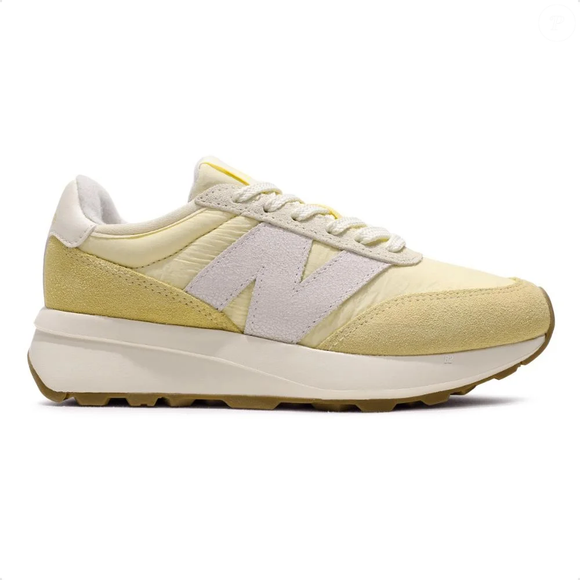 Nem mostarda, nem caramelo: o novo New Balance 370v1 em tom que lembra 'curau de milho' chega como aposta elegante e confortável para usar com calça jeans larga