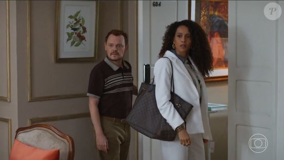 Poliana (Matheus Nachtergaele) diz a Raquel (Taís Araujo) que eles precisam repensar se vale a pena manter a sociedade com Celina (Malu Galli) por causa de Odete Roitman (Débora Bloch)