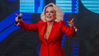 'Ana Maria Braga está atrasando todo dia': Globo estuda punição após alfinetada AO VIVO e inédita de jornalistas à apresentadora do 'Mais Você'