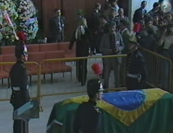 Adriane Galisteu levou rosa vermelha para o velório do namorado, Ayrton Senna