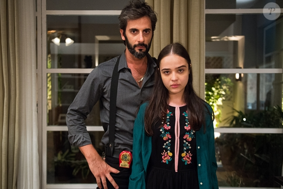 Na novela O Outro Lado do Paraíso, Laura (Bella Piero) sofria abuso sexual do padrasto, o delegado Vinícius (Flávio Tolezani)