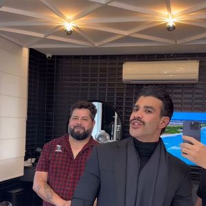 O momento foi divulgado em um vídeo publicado pelos barbeiros Edson Oliveira e Maiky Correa, no Instagram, e rapidamente virou assunto entre fãs e curiosos