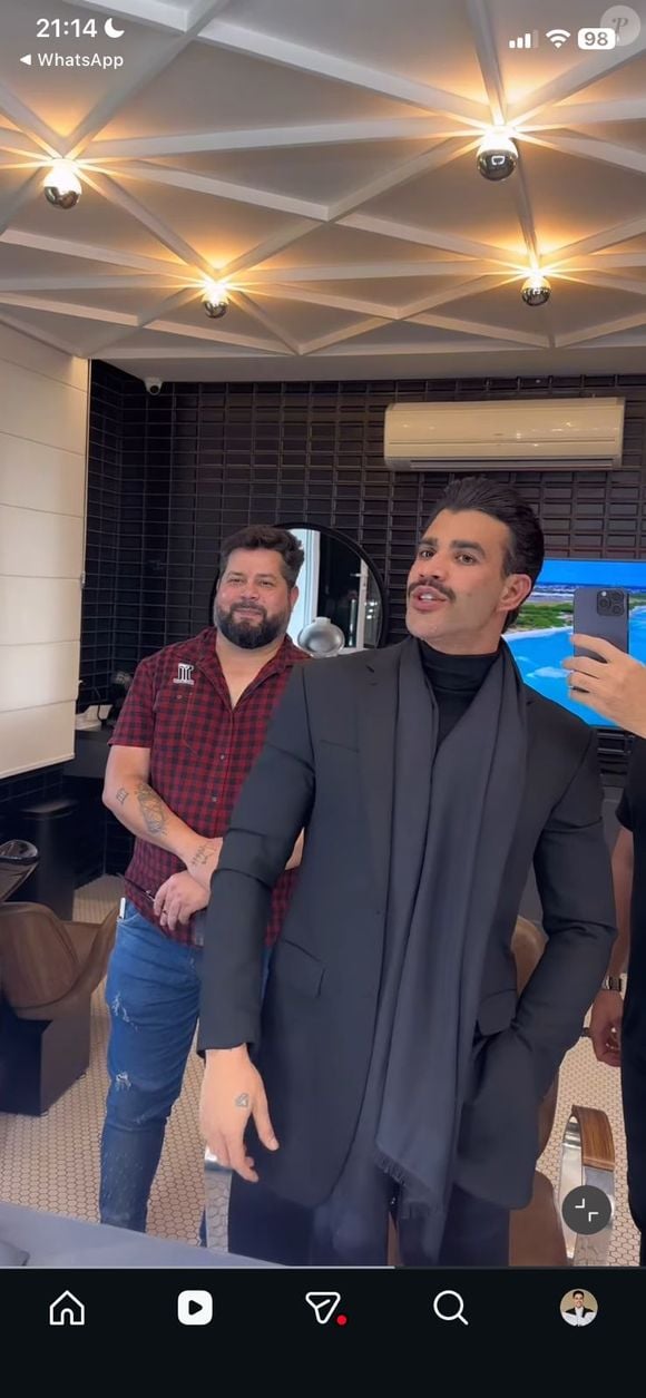 O momento foi divulgado em um vídeo publicado pelos barbeiros Edson Oliveira e Maiky Correa, no Instagram, e rapidamente virou assunto entre fãs e curiosos