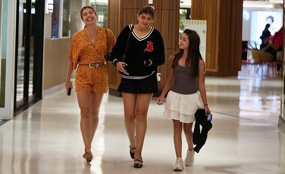 Grazi Massafera e Sofia estavam na companhia de uma amiga