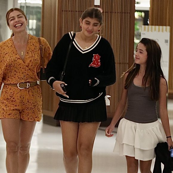 Grazi Massafera e Sofia estavam na companhia de uma amiga