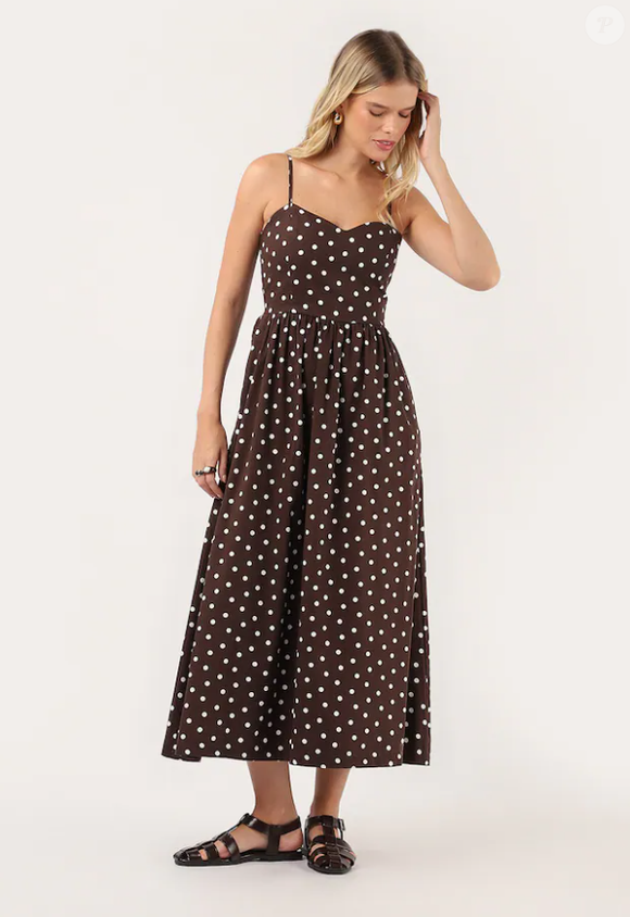 Vestido marrom no Outono: modelo da Riachuelo traz comprimento midi, estampa de poá branco, além de alcinhas finas e busto mais estruturado. Valor: R$ 199,99.