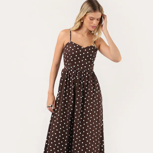 Vestido marrom no Outono: modelo da Riachuelo traz comprimento midi, estampa de poá branco, além de alcinhas finas e busto mais estruturado. Valor: R$ 199,99.