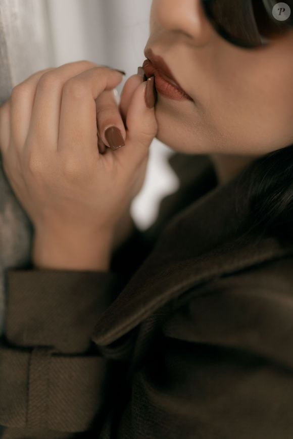 Marrom-chocolate: O marrom-chocolate segue como opção para quem busca unhas em um tom intenso e neutro, enquanto versões como mocha e marrom-canela também aparecem entre as alternativas