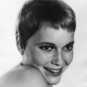Mia Farrow apostou, em 1972, em um pixie ultracurto e rente ao couro cabeludo, com microfranja reta e acabamento minimalista que marcou a estética da década