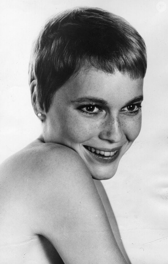 Mia Farrow apostou, em 1972, em um pixie ultracurto e rente ao couro cabeludo, com microfranja reta e acabamento minimalista que marcou a estética da década