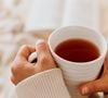 Preparar uma xícara de chá de camomila é um gesto simples que associamos ao relaxamento.