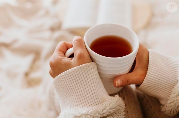 Preparar uma xícara de chá de camomila é um gesto simples que associamos ao relaxamento.