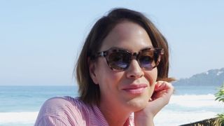 Atriz de 'História de Amor' e filha de Manoel Carlos, Julia Almeida reflete sobre faxina emocional após polêmica envolvendo o pai: 'Pessoas tóxicas'