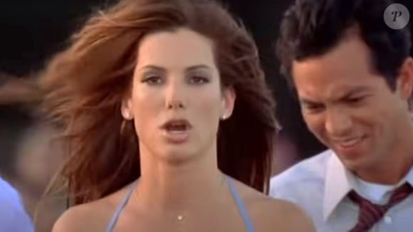 Há 25 anos: uma decisão arriscada fez Sandra Bullock, hoje com 61, agredir um famoso nos bastidores de  'Miss Simpatia'.