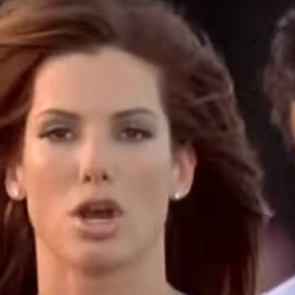 Há 25 anos: uma decisão arriscada fez Sandra Bullock, hoje com 61, agredir um famoso nos bastidores de  'Miss Simpatia'.