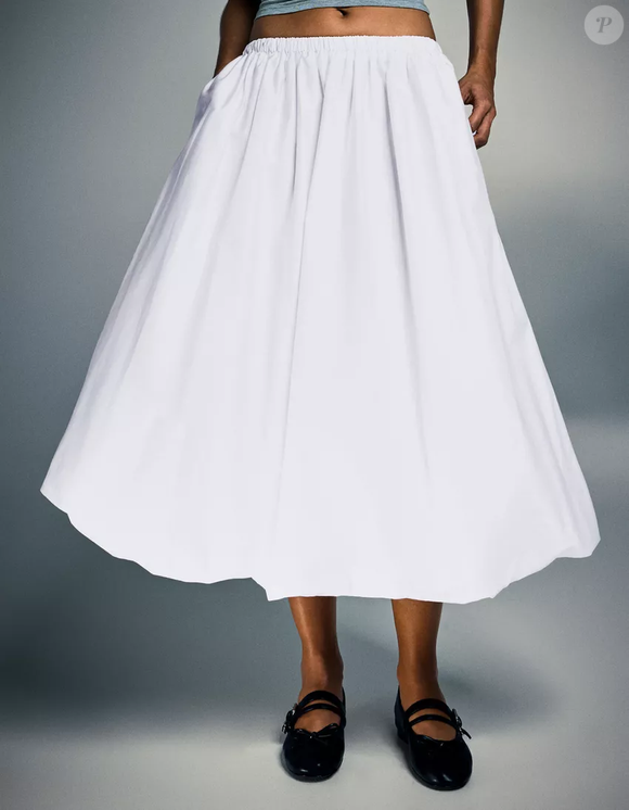 Saia branca midi balonê da Bershka, por R$ 249, é aposta certeira para usar com o Converse fashionista e montar looks elegantes com toque boêmio