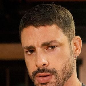 O ator Cauã Reymond interpreta César no remake da novela 'Vale Tudo'.