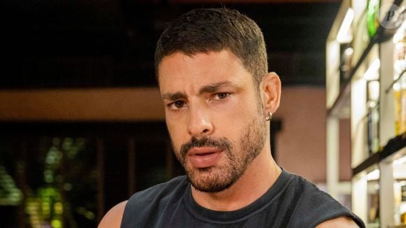O ator Cauã Reymond interpreta César no remake da novela 'Vale Tudo'.