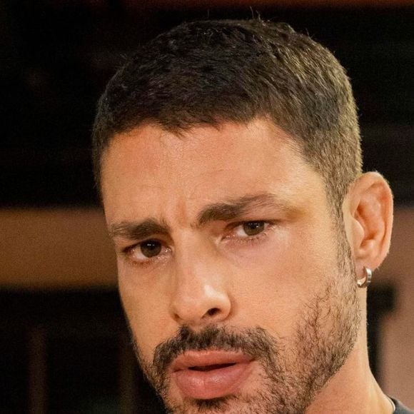 O ator Cauã Reymond interpreta César no remake da novela 'Vale Tudo'.