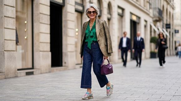Para quem gosta de acessórios que roubam a cena, o tênis da Kurt Geiger London surge com uma combinação de flores, paetês e ferragens em diferentes tonalidades.