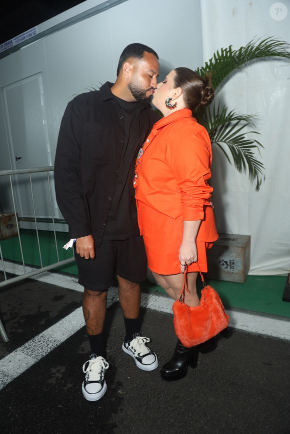 Tati Machado e o marido Bruno Monteiro esbanjaram romance com um beijo em frente às câmeras