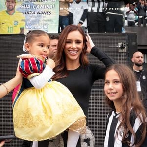 Enquanto o técnico Carlo Ancelotti anunciava os nomes da Seleção Brasileira, Bruna Biancardi comemorava ao lado da filha do casal, Mavie