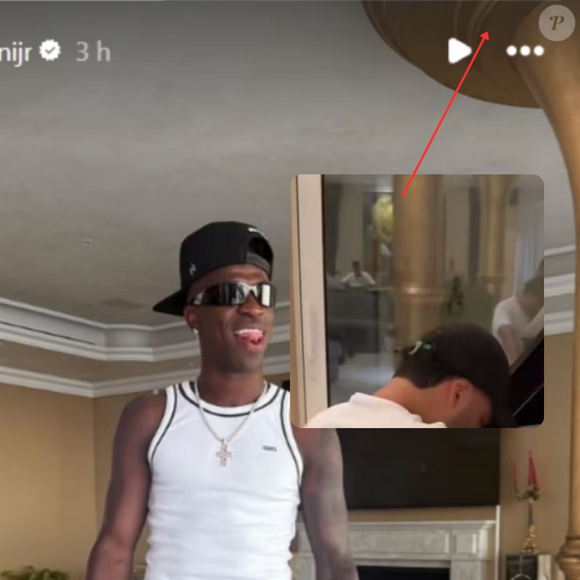 Vini Jr. mostrou pilastras douradas idênticas às que aparecem em imagens de Virgínia e dos amigos