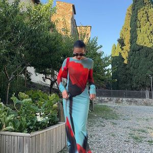 Essa é outra proposta de Bruna Marquezine com a cor vermelha: se você gosta de estampas, também pode apostar num vestido com essa inspiração para o seu Natal.