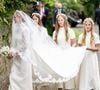 Renda floral, gola alta e mangas longas marcaram o vestido de noiva usado por Harriet Sperling em casamento real