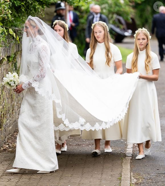 Renda floral, gola alta e mangas longas marcaram o vestido de noiva usado por Harriet Sperling em casamento real