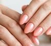 O coral pastel ganha efeito glaseado com acabamento nacarado, criado com pós perolados que deixam a manicure mais luminosa sem perder a delicadeza