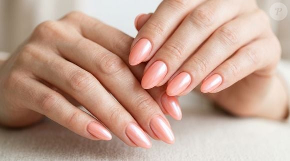 O coral pastel ganha efeito glaseado com acabamento nacarado, criado com pós perolados que deixam a manicure mais luminosa sem perder a delicadeza