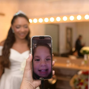 Aprovação especial: antes de subir ao altar, Carina Costa mostrou o vestido em chamada de vídeo para Maria Flor