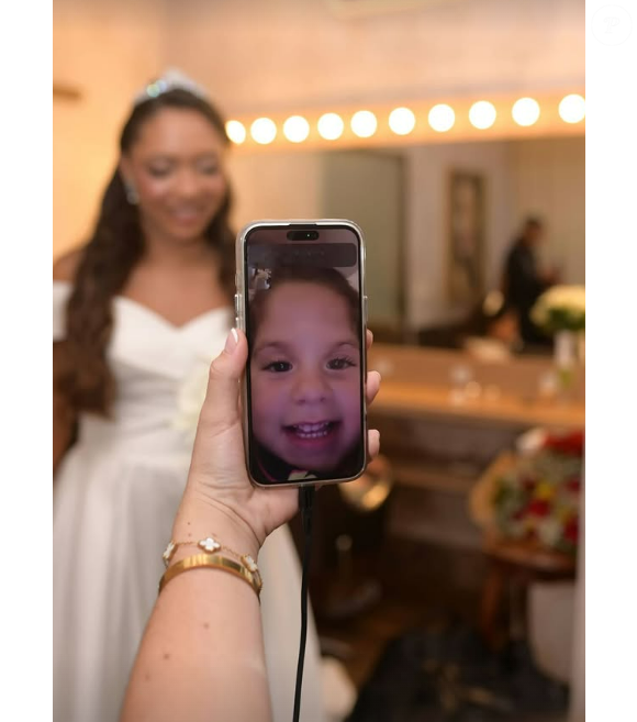 Aprovação especial: antes de subir ao altar, Carina Costa mostrou o vestido em chamada de vídeo para Maria Flor