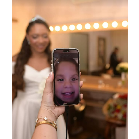 Aprovação especial: antes de subir ao altar, Carina Costa mostrou o vestido em chamada de vídeo para Maria Flor