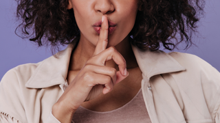 O que significa, segundo a psicologia, quando uma pessoa prefere ficar calada para evitar brigas e conflitos?