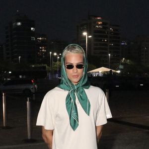 Lenços, florais vintage e bolsas estruturadas reforçam que detalhes clássicos continuam sendo aliados do estilo em qualquer estação