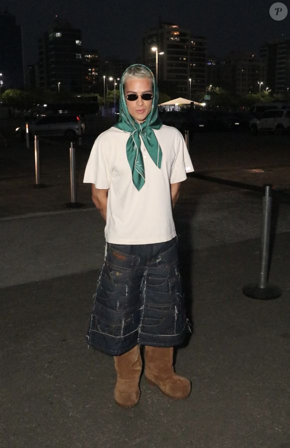 Lenços, florais vintage e bolsas estruturadas reforçam que detalhes clássicos continuam sendo aliados do estilo em qualquer estação