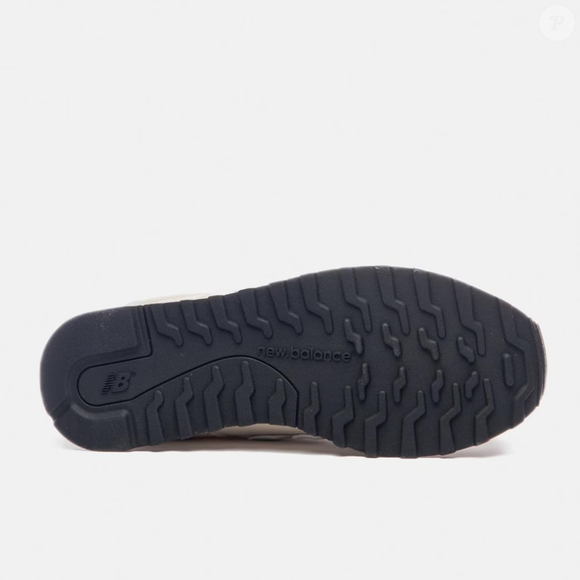 Com palmilha acolchoada, entressola em EVA e visual inspirado nos tons dourados da Copa, o New Balance 500V2 aposta no equilíbrio entre praticidade e sofisticação