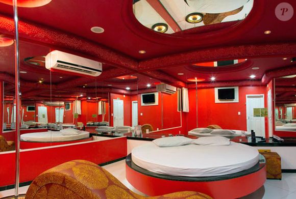 No Fit Motel, camas redondas foram encostadas nas paredes para dar lugar a colchões retangulares convencionais