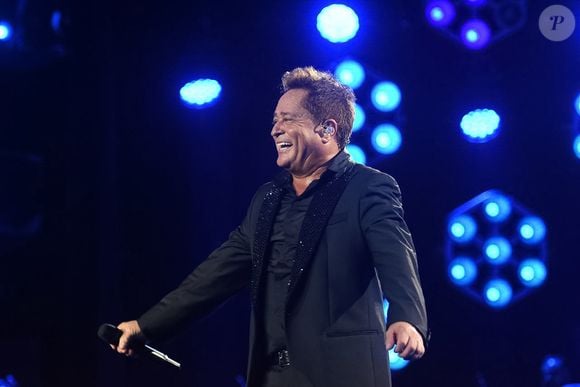 Leonardo cantou o hit ‘Cumade e Cumpade’ - diga-se de passagem, em uma versão eletrônica extremamente duvidosa - com a voz enrolada e um olhar bastante perdido