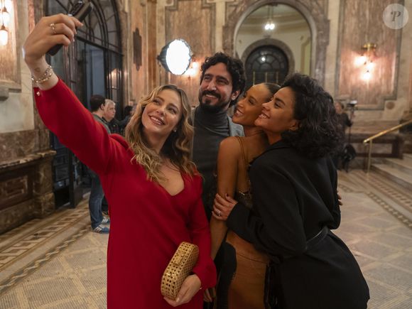 Elenco de 'Vale Tudo' brinca nos bastidores no Theatro Municipal do Rio de Janeiro