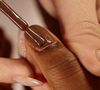 Depois que aprendi esses 5 segredos de manicure, nunca mais borrei meu esmalte