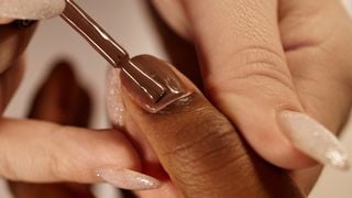 Nunca mais borrei meu esmalte depois que aprendi esses 5 segredos de expert em design de unhas
